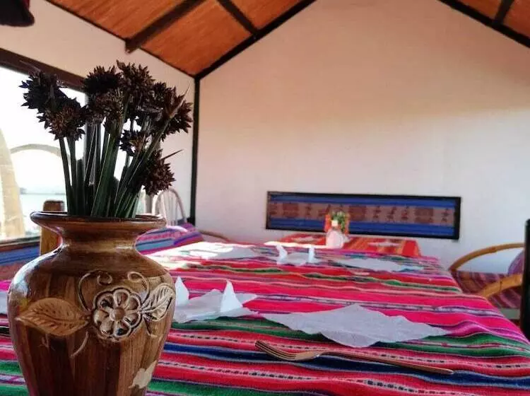ホテル Uros Lake Titicaca Lodge