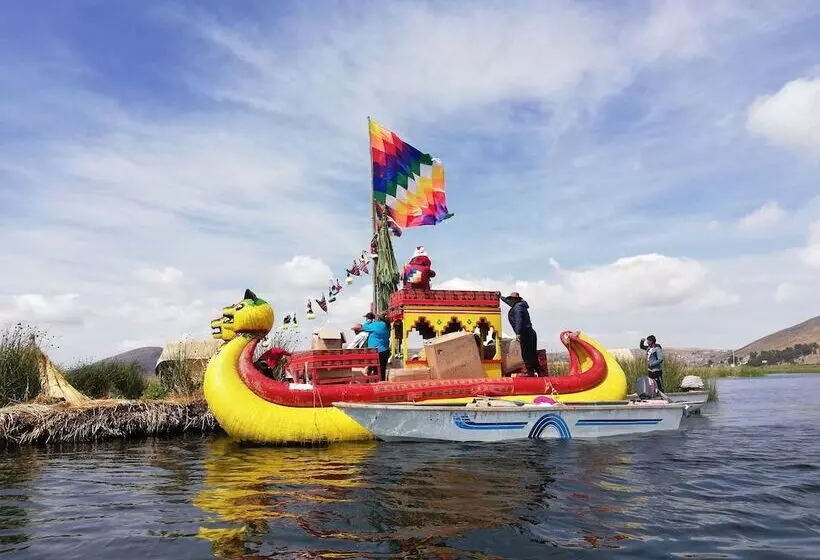 ホテル Uros Lake Titicaca Lodge