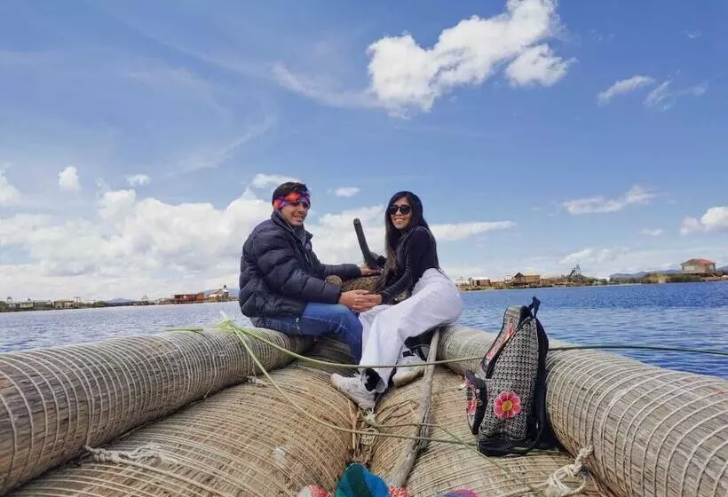 ホテル Uros Lake Titicaca Lodge