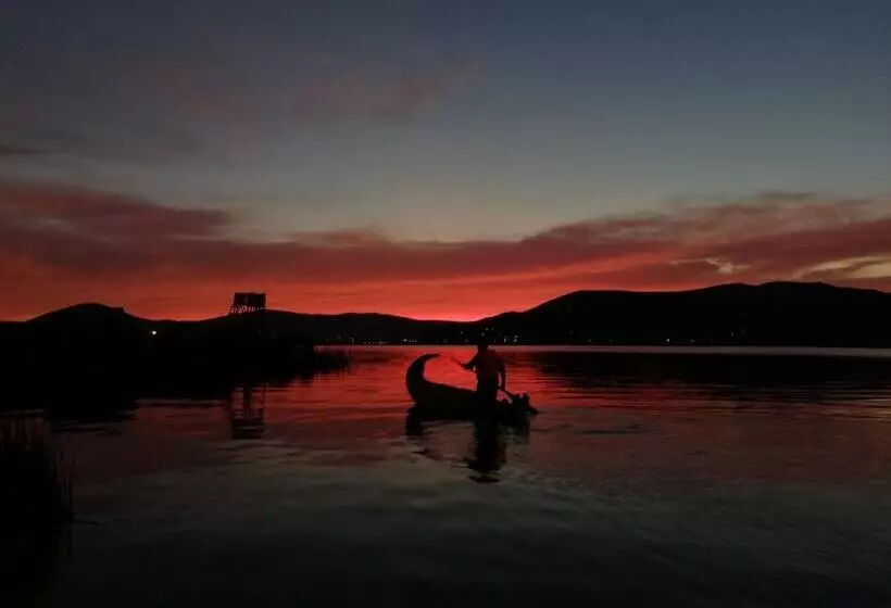ホテル Uros Lake Titicaca Lodge