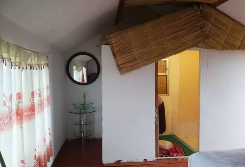 ホテル Uros Lake Titicaca Lodge