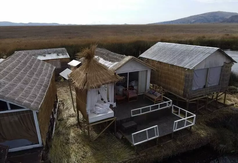 ホテル Uros Lake Titicaca Lodge
