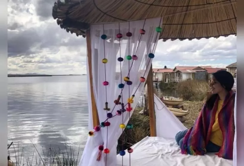 ホテル Uros Lake Titicaca Lodge