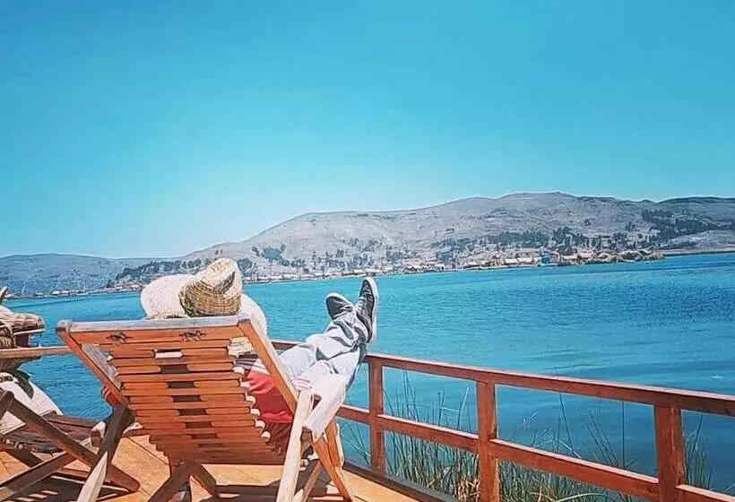 ホテル Uros Lake Titicaca Lodge