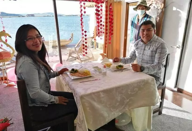 ホテル Uros Lake Titicaca Lodge