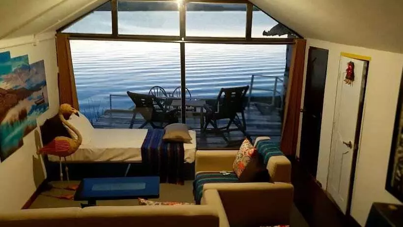 ホテル Uros Lake Titicaca Lodge
