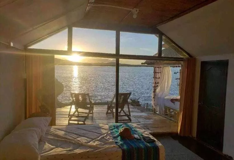 ホテル Uros Lake Titicaca Lodge