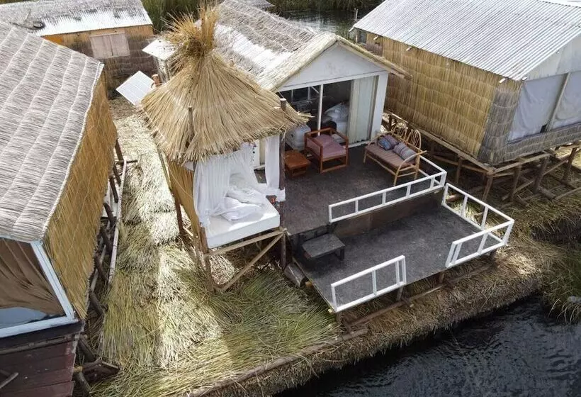 ホテル Uros Lake Titicaca Lodge