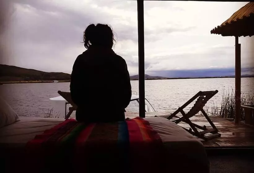 ホテル Uros Lake Titicaca Lodge