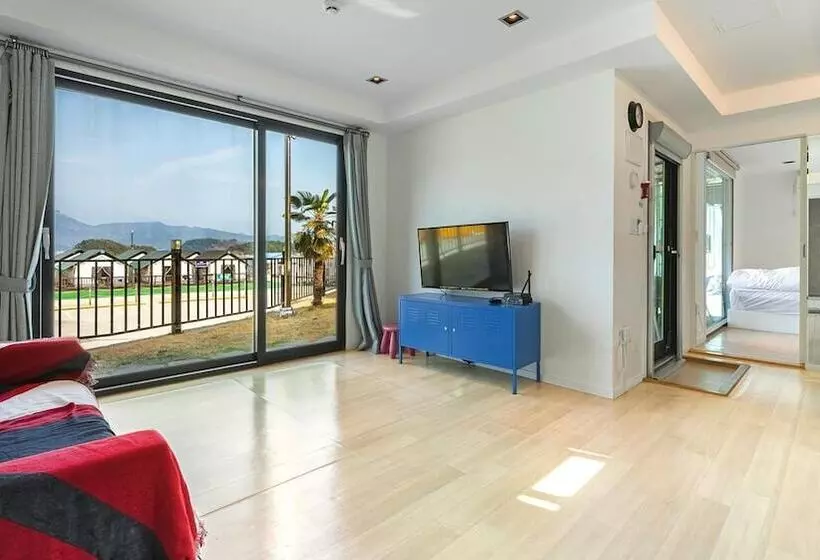 Goseong Bluebeach Pension&glamping