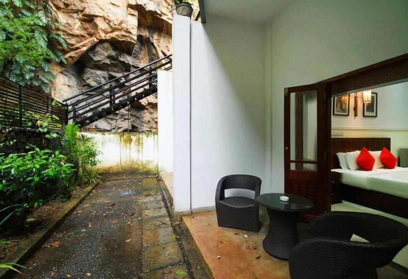 هتل Grand Rockland