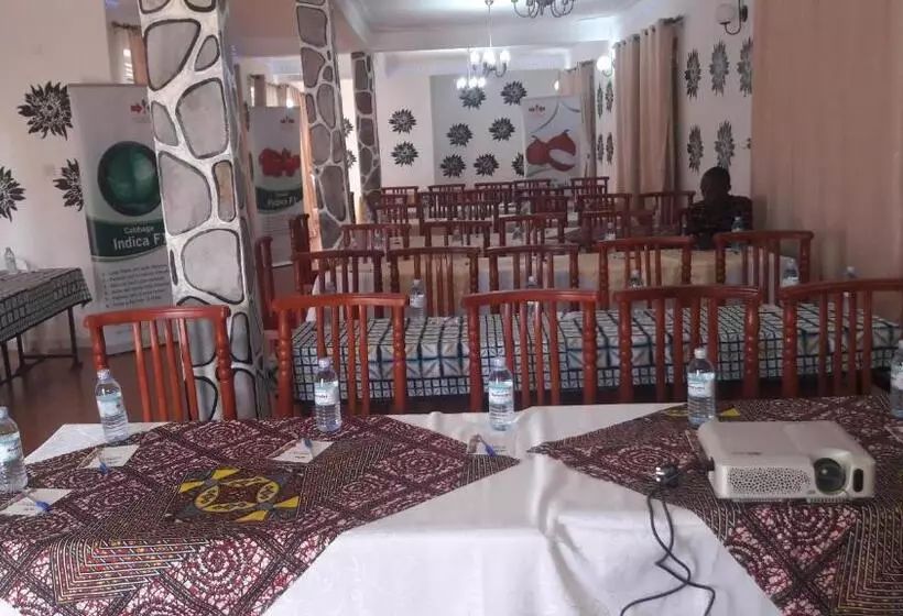 هتل Kigezi Gardens Inn