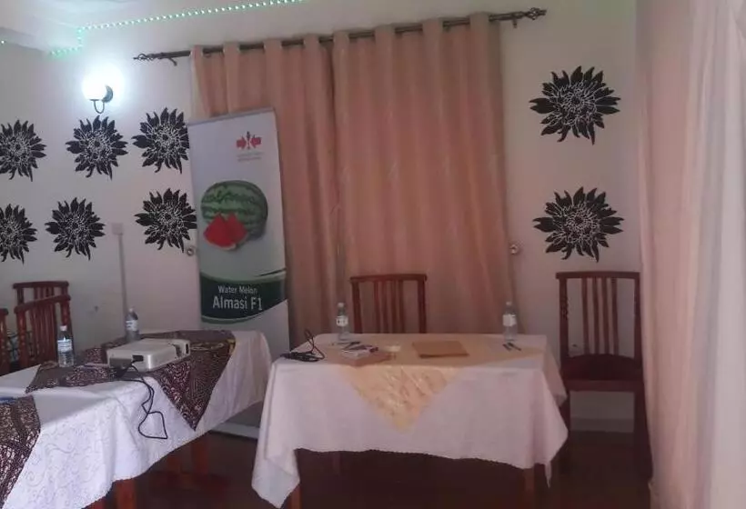 هتل Kigezi Gardens Inn