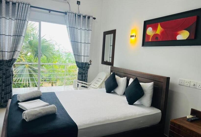 호텔 Liyonaa Beach