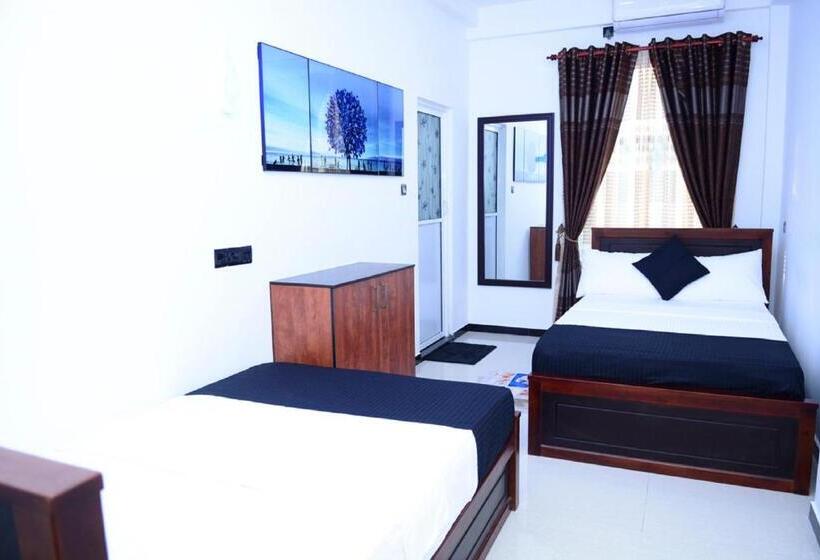 호텔 Liyonaa Beach