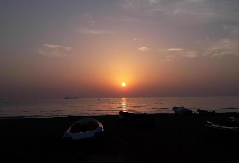 호텔 Liyonaa Beach