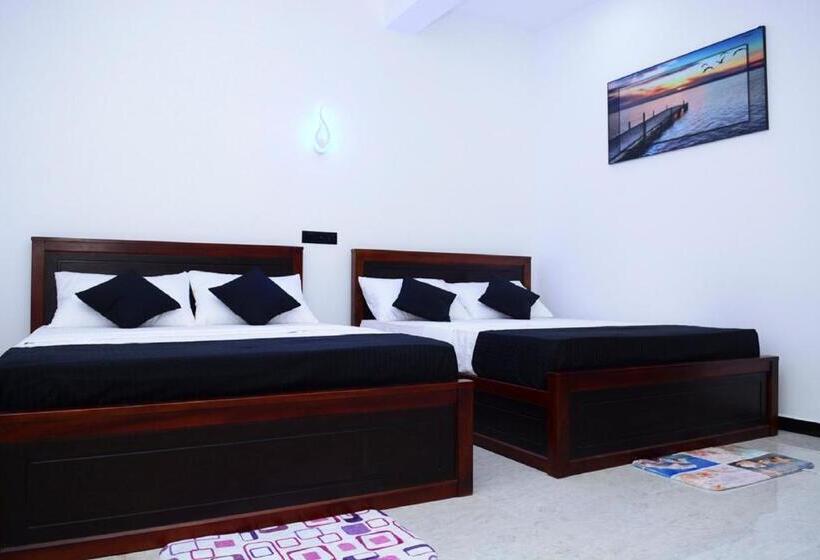 호텔 Liyonaa Beach