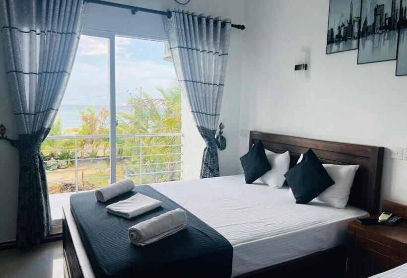 호텔 Liyonaa Beach