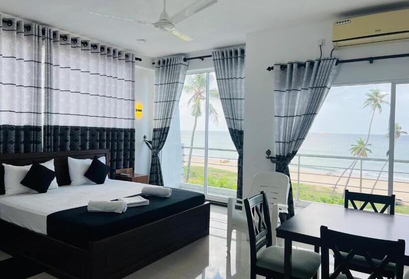 호텔 Liyonaa Beach