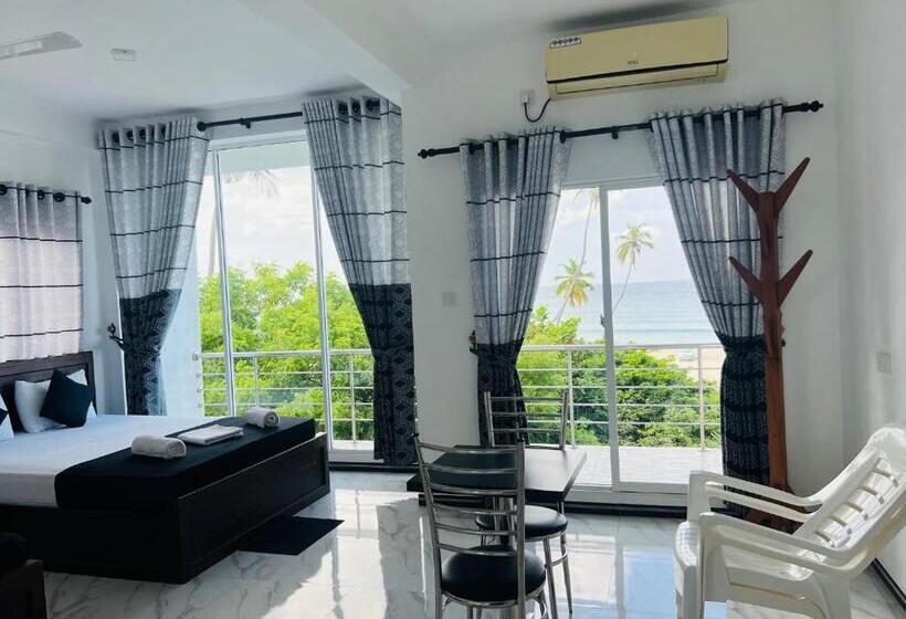 호텔 Liyonaa Beach