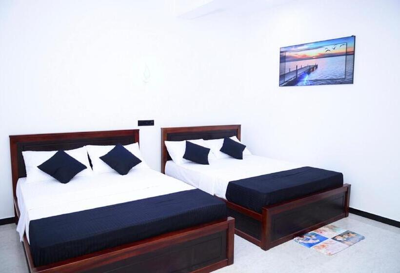 호텔 Liyonaa Beach