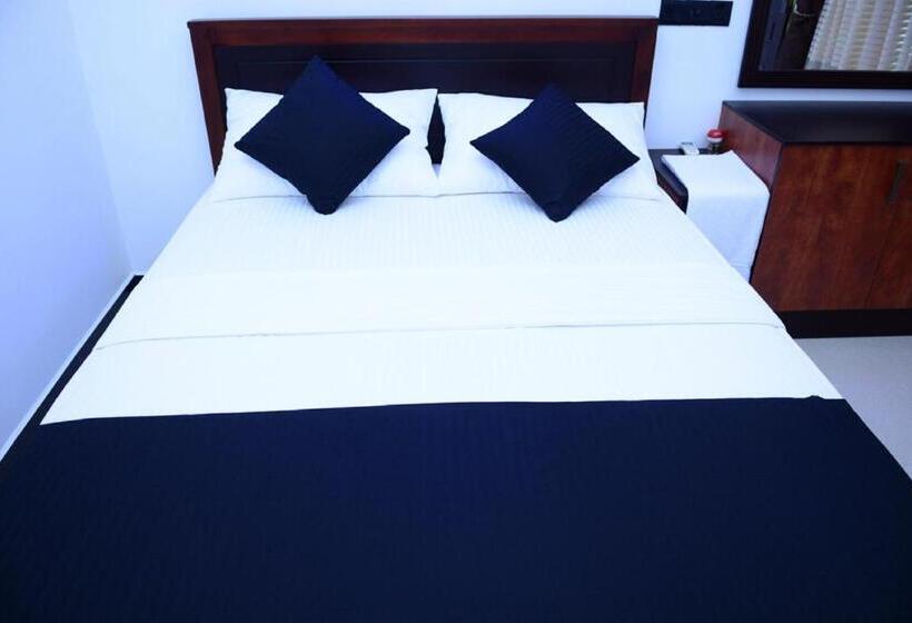 호텔 Liyonaa Beach