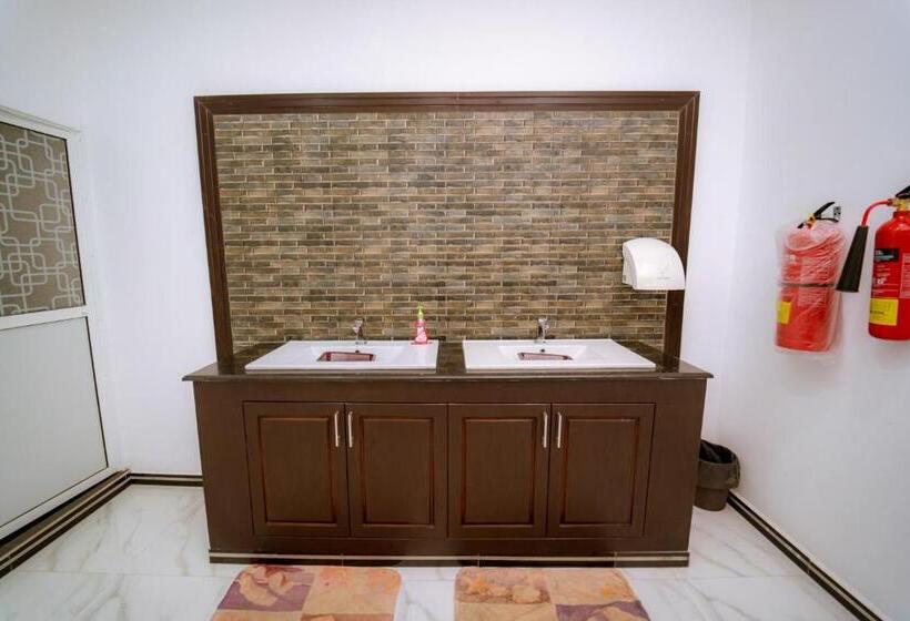 호텔 Liyonaa Beach