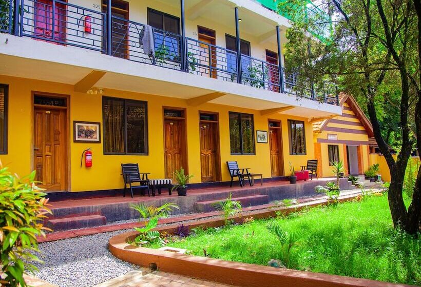 هتل Explorers Hub