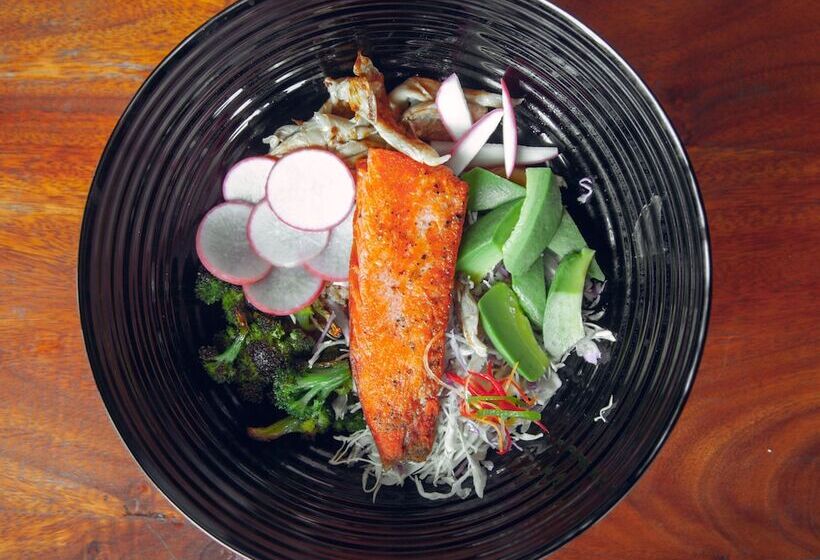 هتل Explorers Hub