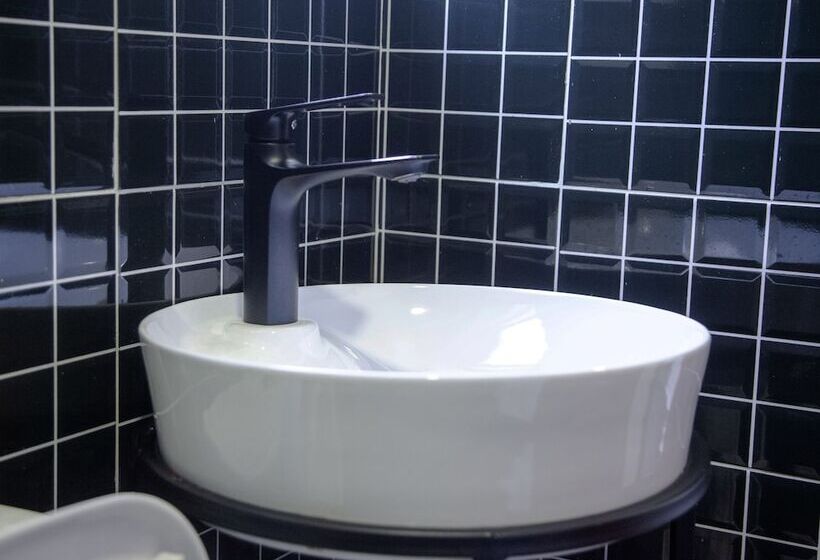 هتل Explorers Hub