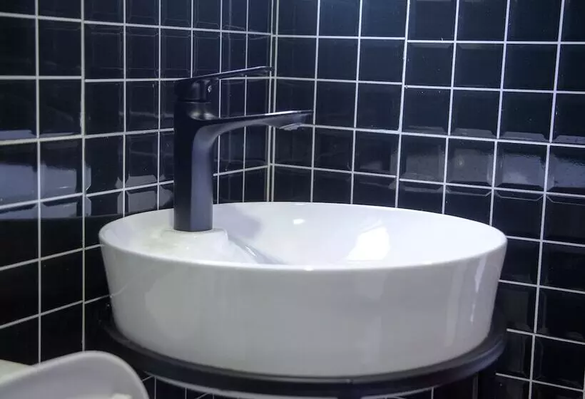 هتل Explorers Hub