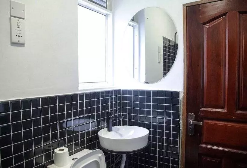 هتل Explorers Hub