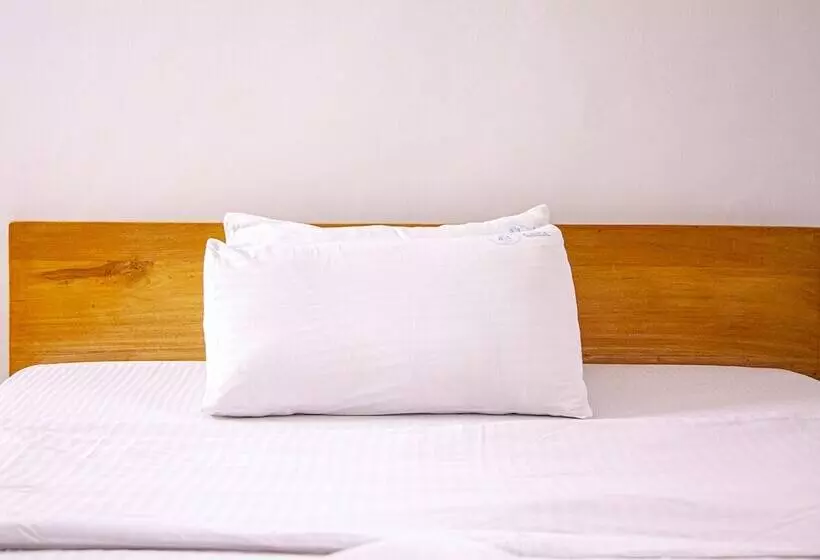 هتل Explorers Hub