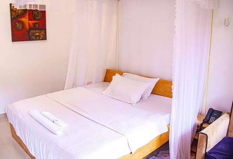 هتل Explorers Hub