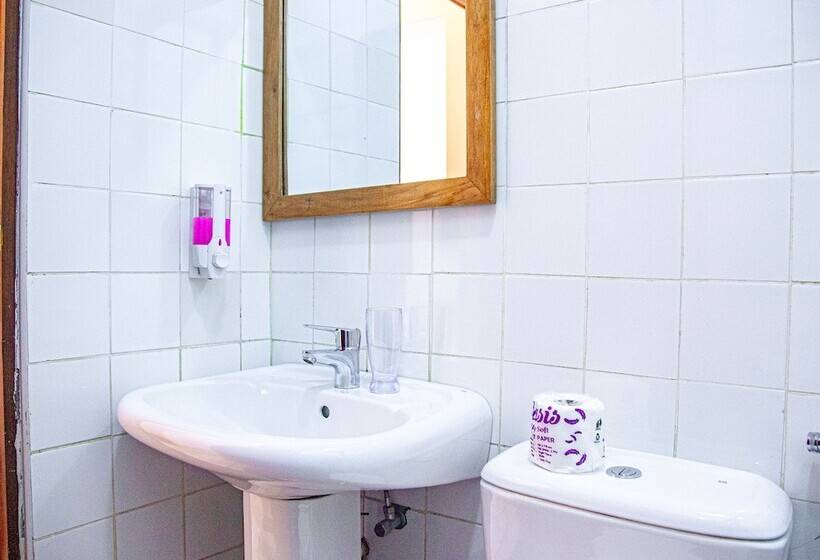 هتل Explorers Hub