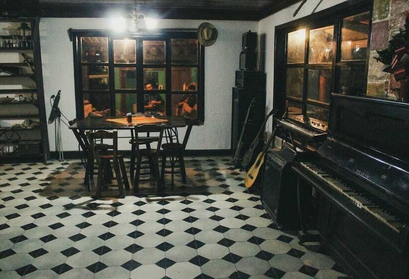 تختخواب و صبحانه Mitos Hostal