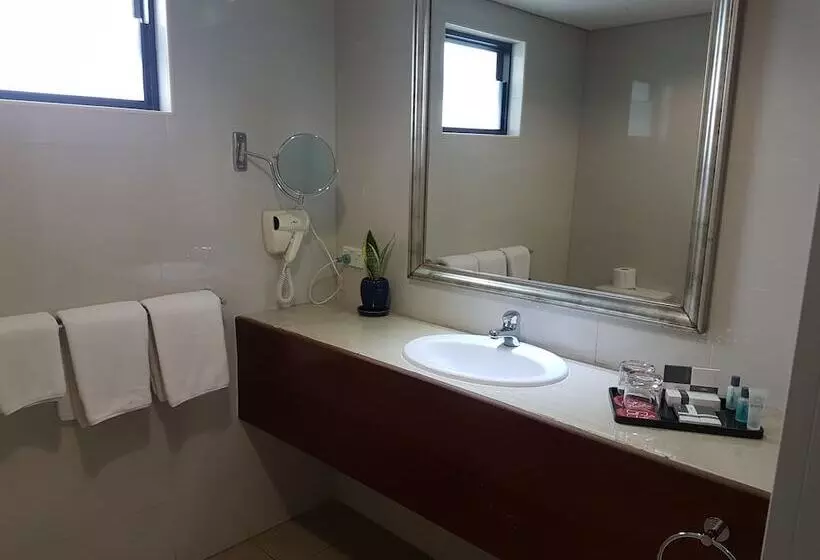 Paddy S Hotel & Apartments