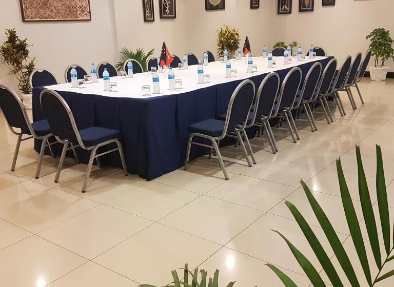 Paddy S Hotel & Apartments