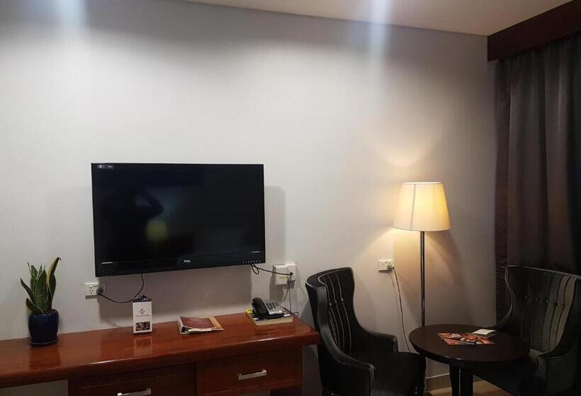 Paddy S Hotel & Apartments