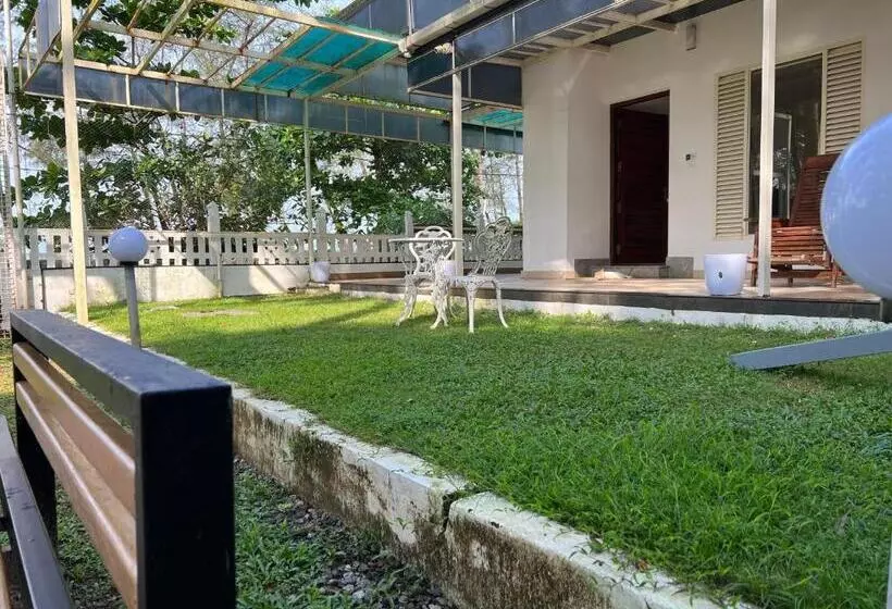 Hotelli Cherai Natural Beach Resort