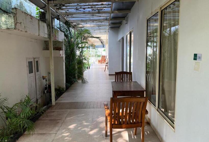 فندق Cherai Natural Beach Resort