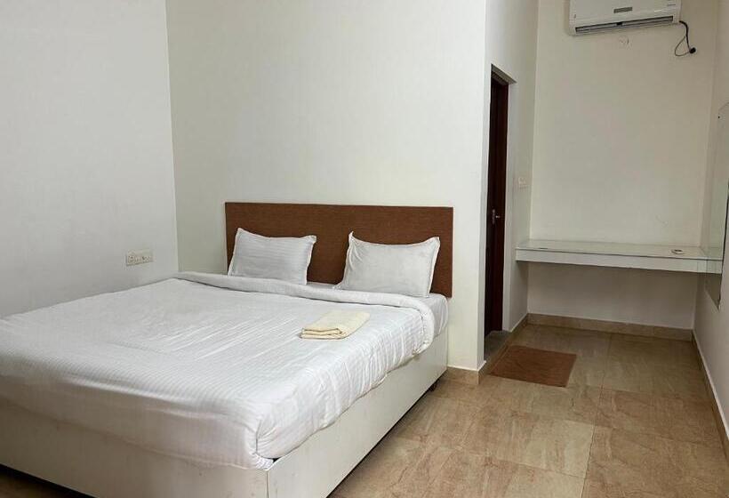 فندق Cherai Natural Beach Resort