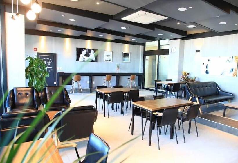 ホテル The Four Hills