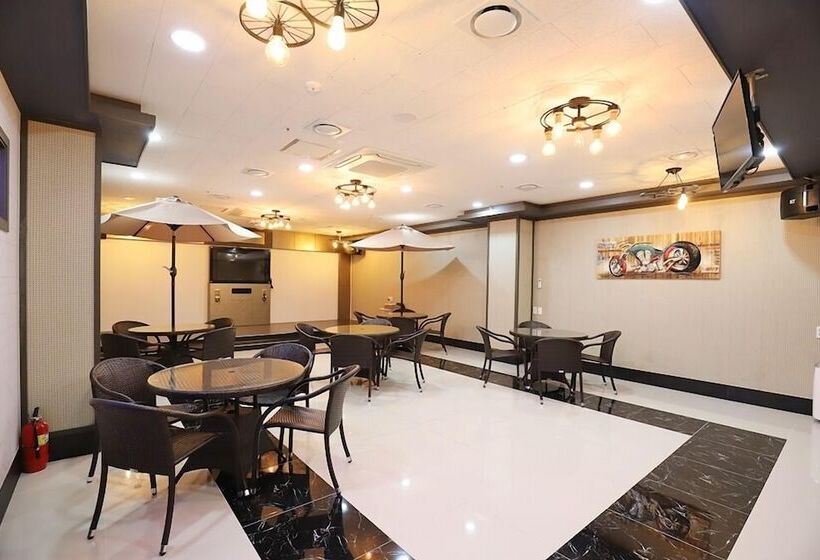 ホテル The Four Hills