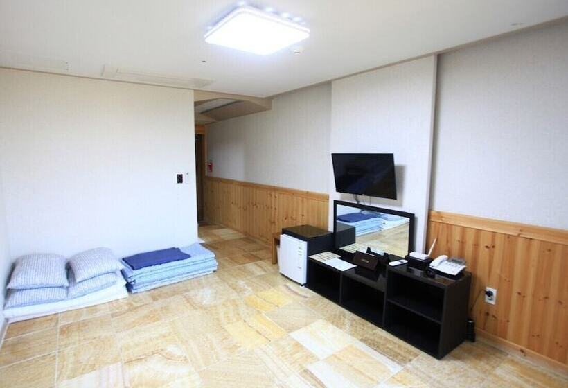 ホテル The Four Hills