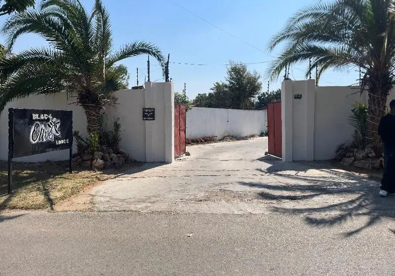 هتل Black Olive Lodge