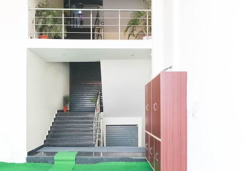 هتل Treebo Trip Annaya Royals Lucknow