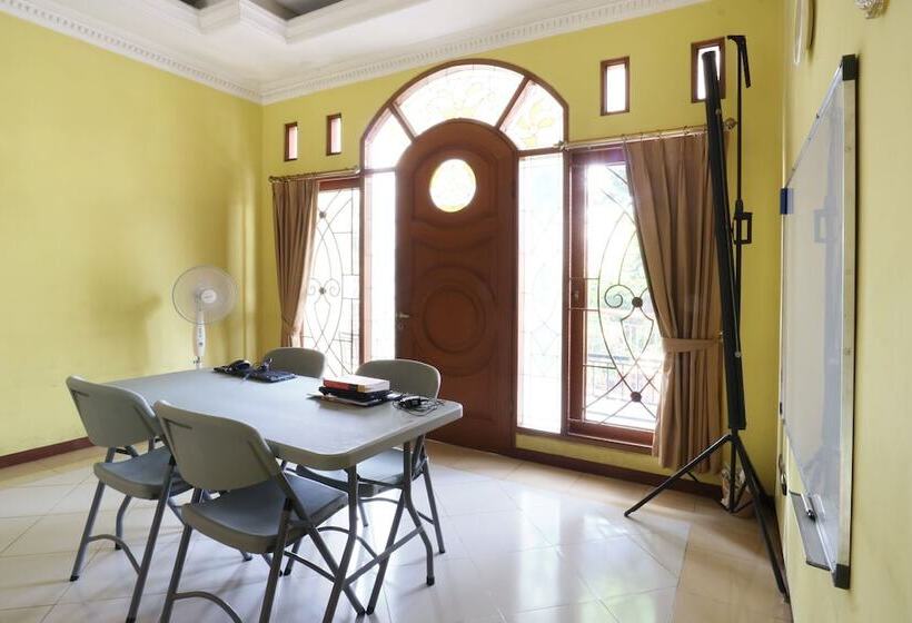 Maharani Guesthouse Tebet Syariah Hostel