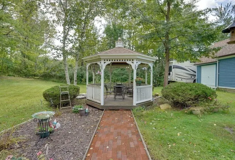 Pittsfield Home W/ Deck   12 Mi To Jiminy Peak!