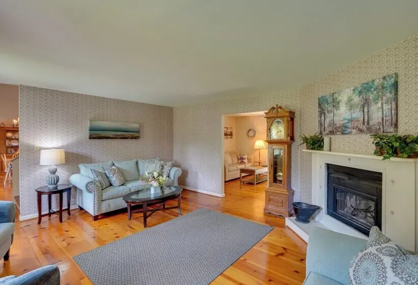 Pittsfield Home W/ Deck   12 Mi To Jiminy Peak!